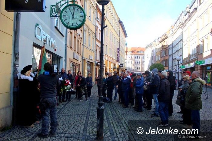 Jelenia Góra: Tabliczka pod zegarem pamięci Mistrza