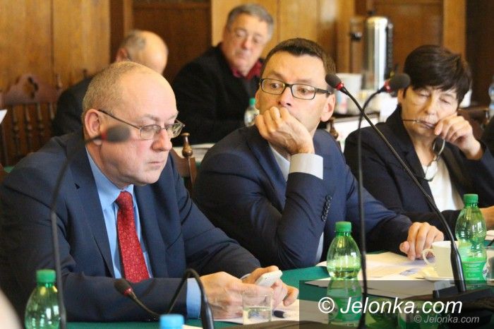 Jelenia Góra: Studium uchwalone, spór o auto dla prezydenta