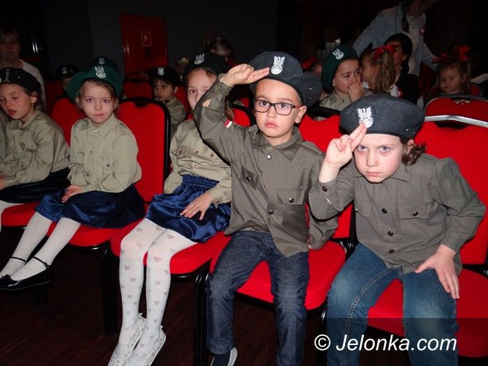 Jelenia Góra: Przedszkolaki w pięknym przeglądzie patriotycznym