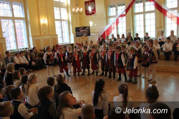 Jelenia Góra: Patriotycznie i z przytupem w SP 2