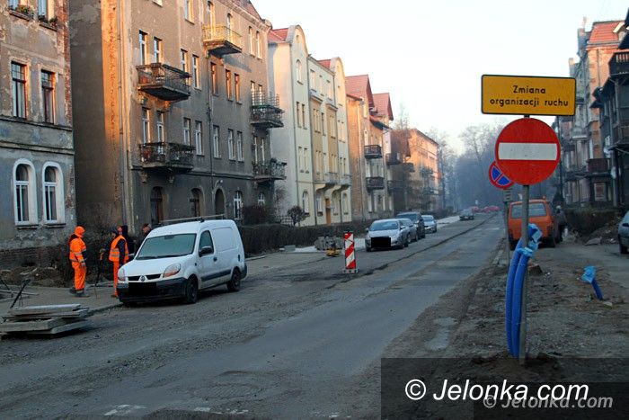 Jelenia Góra: Wyczółkowskiego z „wyrwą” w nowym asfalcie