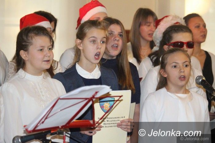 Jelenia Góra: Studenci i dzieci wspólnie śpiewali kolędy