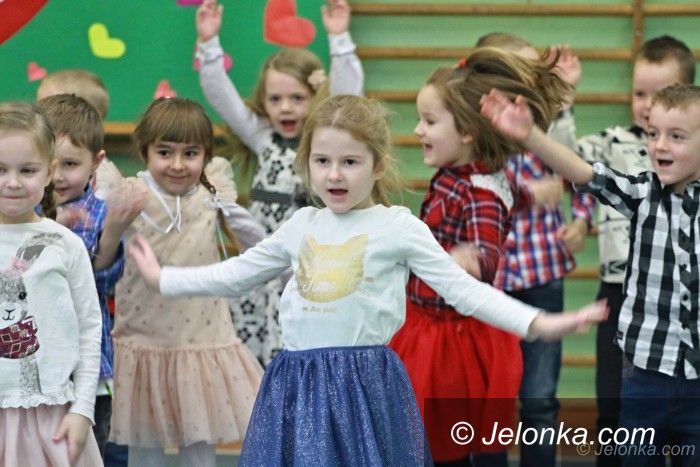 Mysłakowice: Przedszkolaki z Mysłakowic zaprosiły babcie i dziadków
