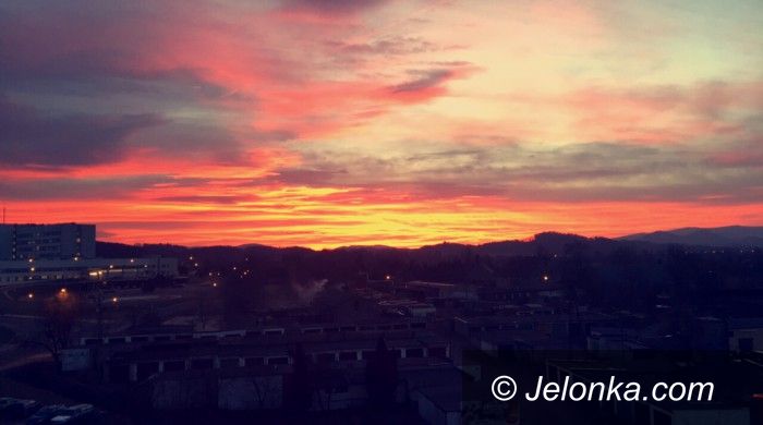 Jelenia Góra: Purpurowe niebo nad miastem