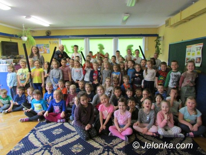Jelenia Góra: Przedszkolaki z „13” gościły zawodników ju–jitsu