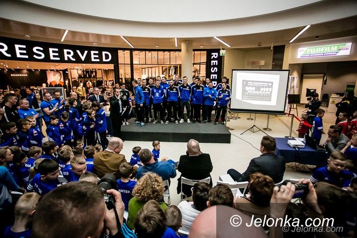 Jelenia Góra: Biało–niebieska prezentacja w jeleniogórskiej galerii