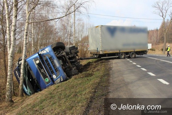 Jelenia Góra: Przewróciła się ciężarówka – ruch wahadłowy