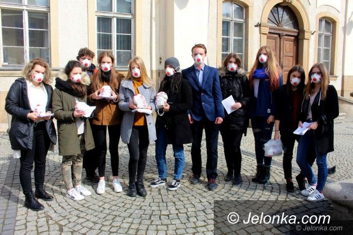 Jelenia Góra: Młodzież wręczała maseczki antysmogowe