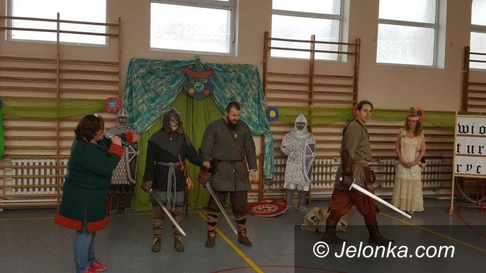 Jelenia Góra: Damy i rycerze witali wiosnę w SP13