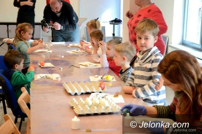 Jelenia Góra: Malowanie pisanek w Muzeum Karkonoskim