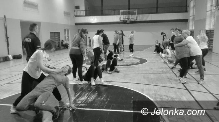 Jelenia Góra: Jeleniogórzanki uczą się, jak się obronić