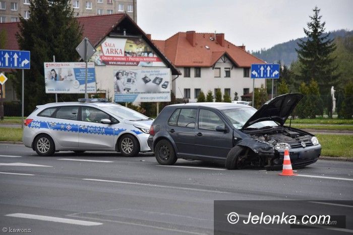 Jelenia Góra: Zderzenie dwóch aut na Alei Jana Pawła II