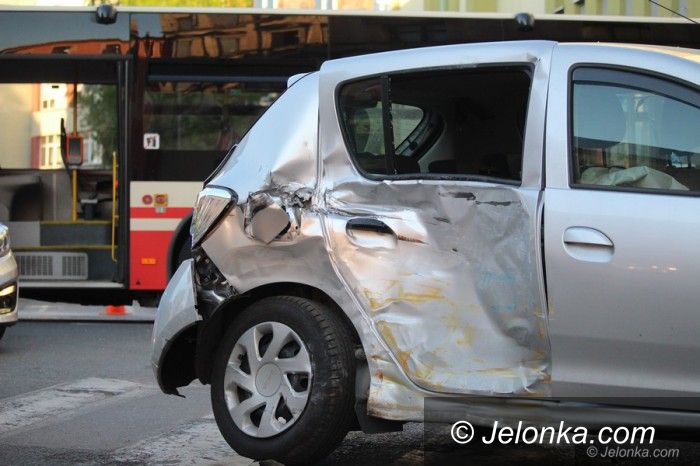 Jelenia Góra: Zderzenie dacii z autobusem MZK