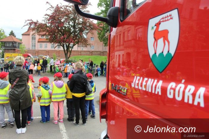 Jelenia Góra: Wręczenie nagród i pokaz służb w MDK