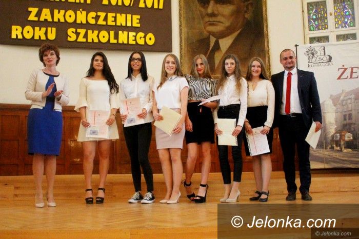Jelenia Góra: Uczniowie rozpoczęli upragnione wakacje