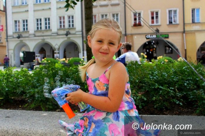 Jelenia Góra: Plac Ratuszowy pełen baniek mydlanych