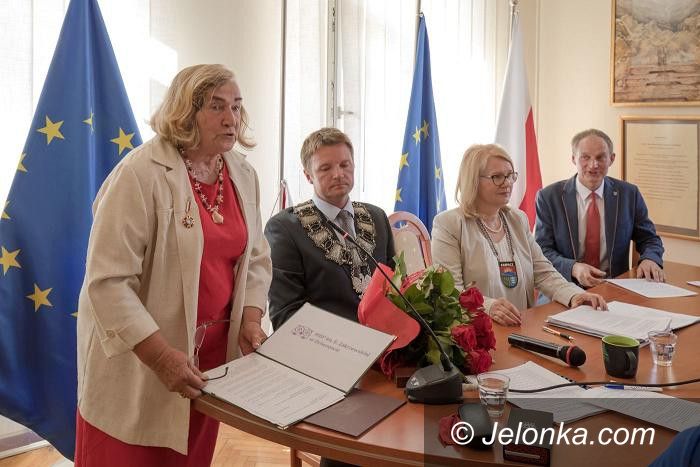 Karpacz: Maria Nienartowicz z odznaką Zasłużony dla Kultury Polskiej
