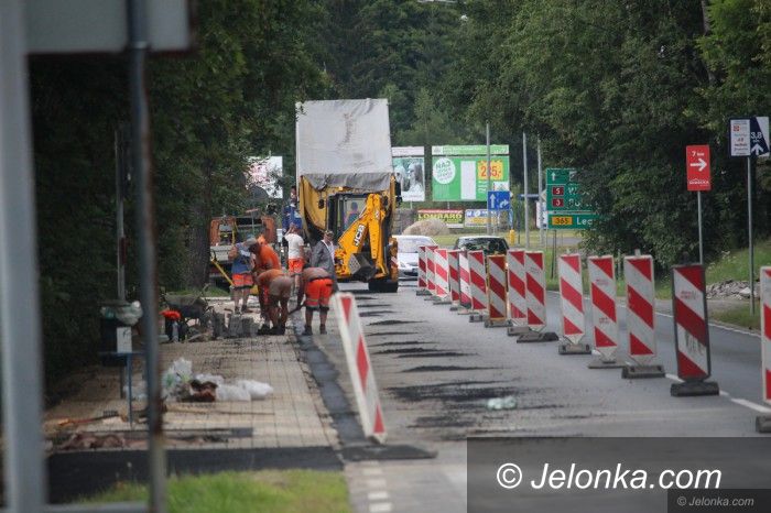 Jelenia Góra: Utwardzają pobocze na Sudeckiej