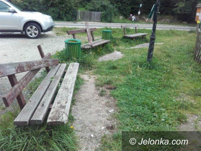 Region: Punkt widokowy z połamanymi ławkami. Wstyd!