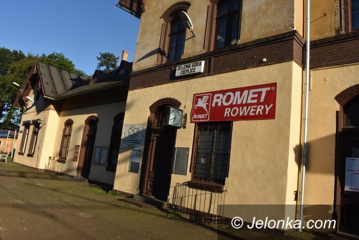 Jelenia Góra: Podróżni mokną na dworcu w Cieplicach
