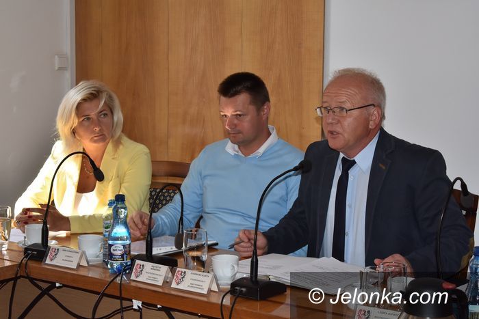 Jelenia Góra: O pieniądzach na nadzwyczajnej sesji w powiecie