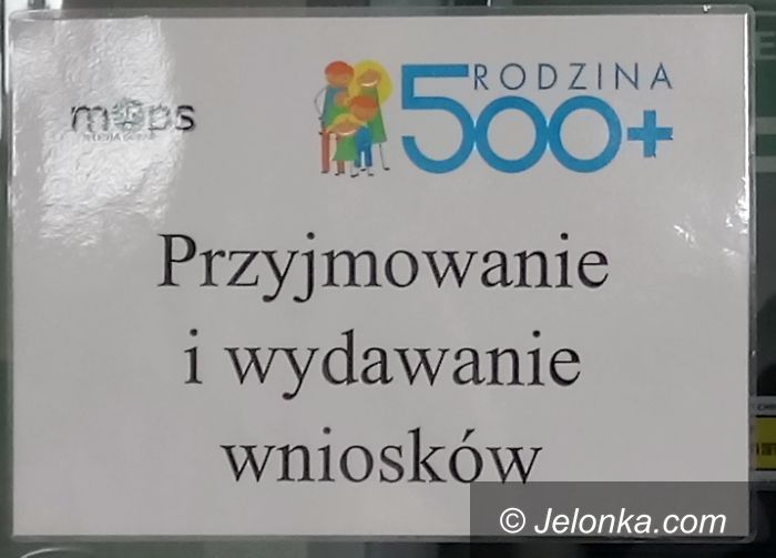 Jelenia Góra: 500+: Tłumy w jeleniogórskim MOPS–ie