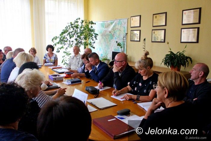 Jelenia Góra: Żądają regulacji płac w oświacie
