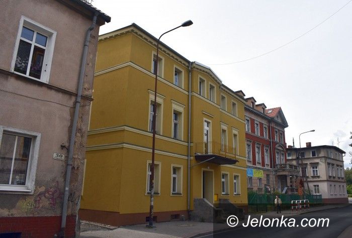 Jelenia Góra: Kto powinien wymienić żarówkę w lampie ulicznej?