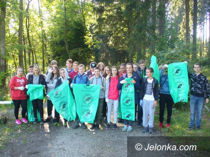 Janowice Wielkie: Uczniowie z Janowic Wielkich sprzątali szlaki