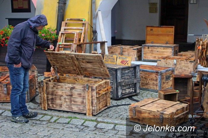 Jelenia Góra: Pogoda nie sprzyjała handlarzom staroci