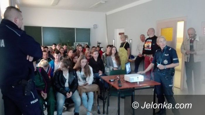Mysłakowice: Policjanci spotkali się z młodzieżą z OHP