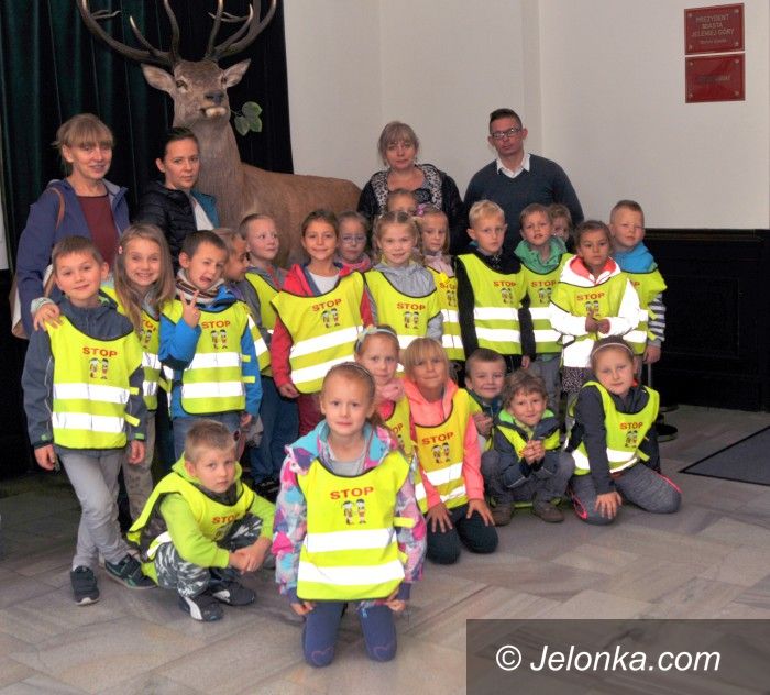 Jelenia Góra: Dorośli i mali jeleniogórzanie zwiedzają Ratusz