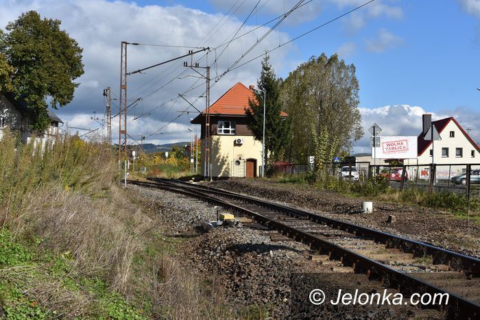 Jelenia Góra: Czytelnicy: Przez pociągi pękają nam ściany
