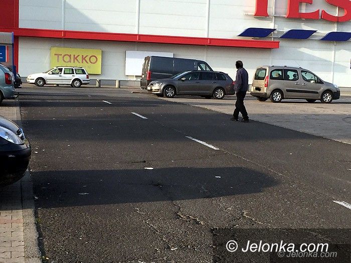Jelenia Góra: Piją, gdzie się da, proszą o pieniądze…
