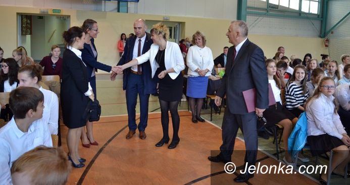 Janowice Wielkie: Szkoła w Janowicach z nowym sztandarem