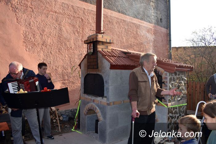 Janowice Wielkie: Seniorzy wybudowali piec chlebowy