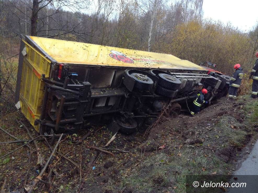 Region: Samochód ciężarowy wypadł z drogi
