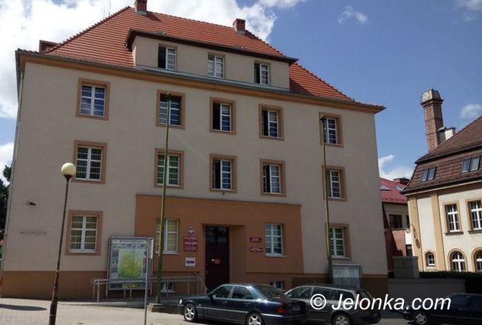 Jelenia Góra: Czy ktoś wyremontuje budynek starostwa?