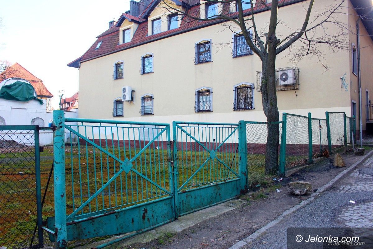 Jelenia Góra: Handlówka musi poczekać na boisko