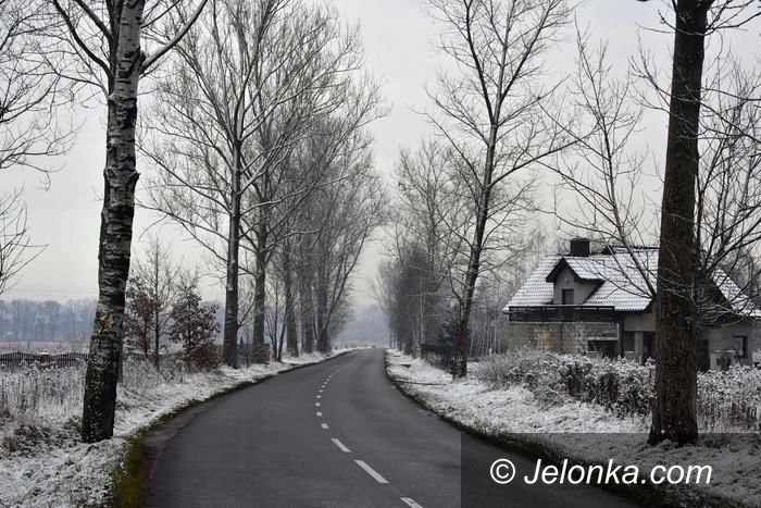 Jelenia Góra: Czytelniczka: ciemno przy Dolnośląskiej