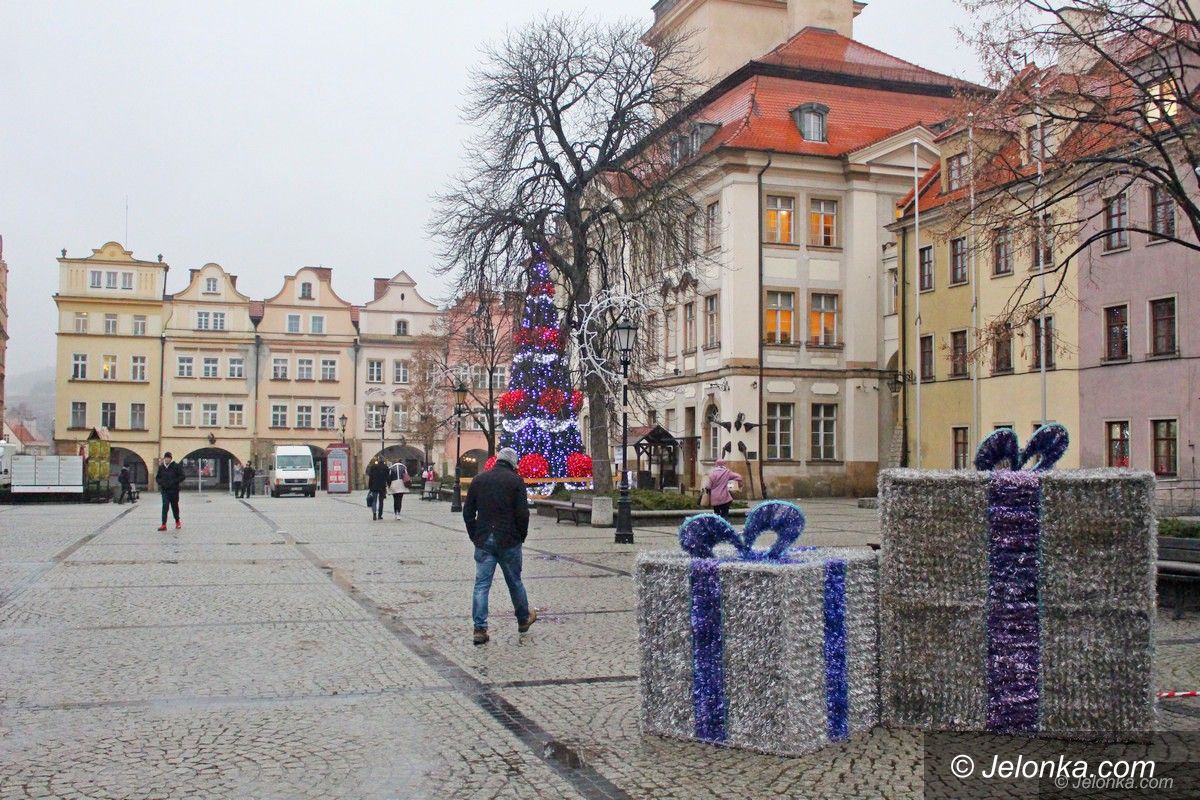 Jelenia Góra: Choinka na Placu Ratuszowym już świeci
