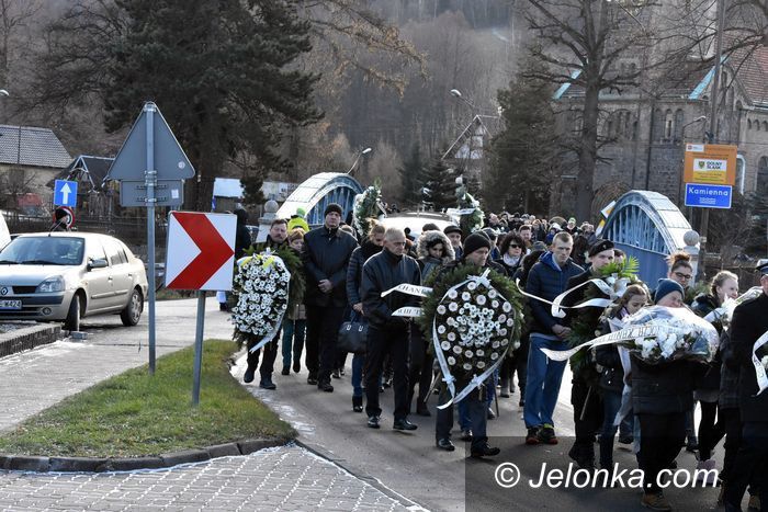 Piechowice: Ostatnie pożegnanie tragicznie zmarłych dzieci