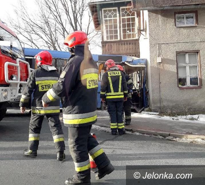 Karpacz: Autobus uderzył w dom w Karpaczu (aktualizacja)
