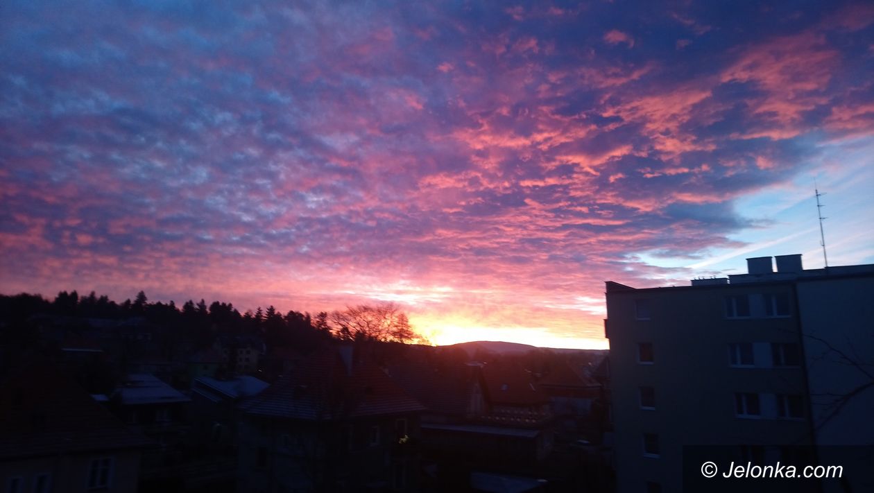 Jelenia Góra: Czytelniczka: niebiańska aura nad Jelenią Górą