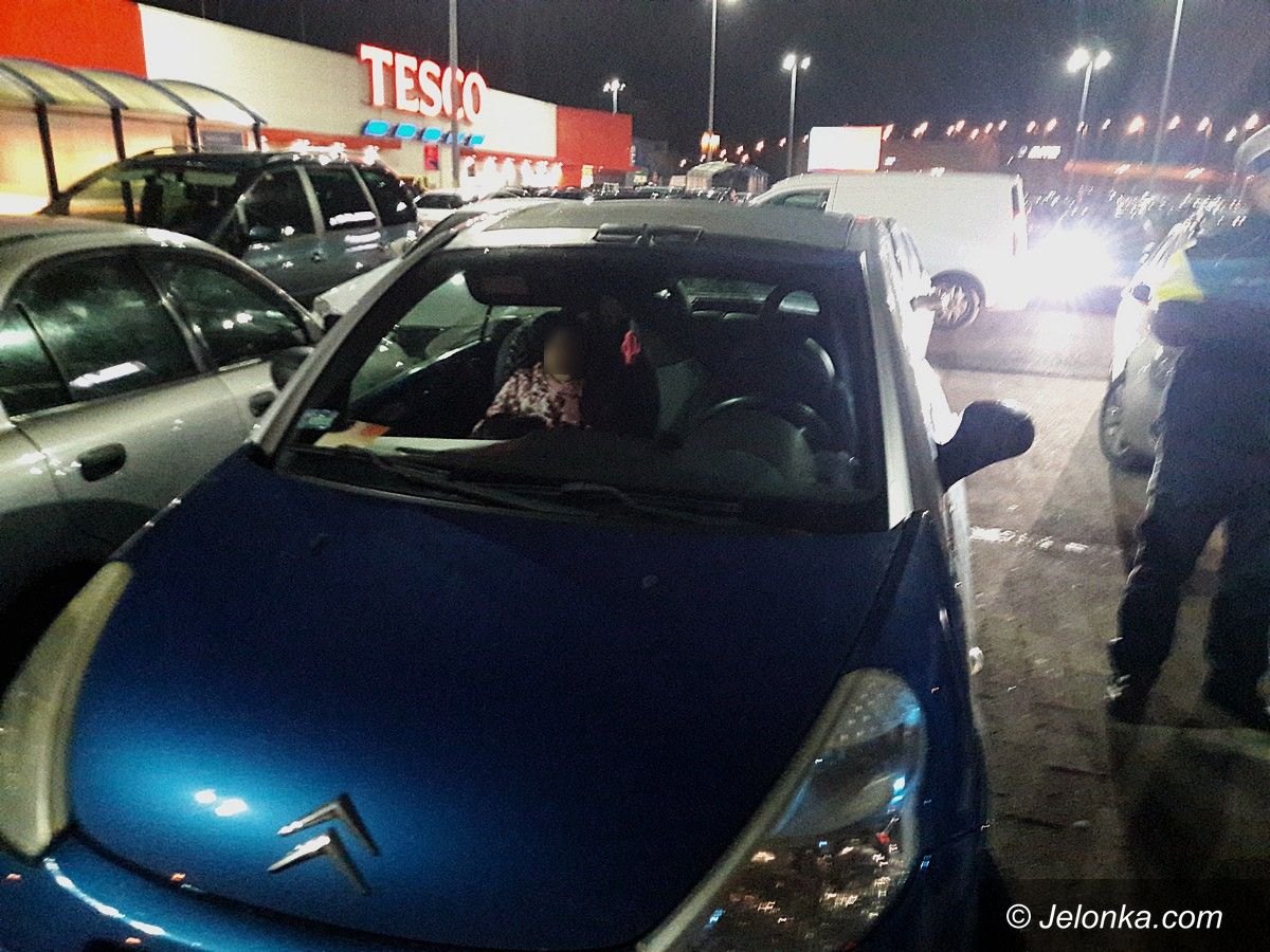 Jelenia Góra: Interwencja policjantów przed Tesco
