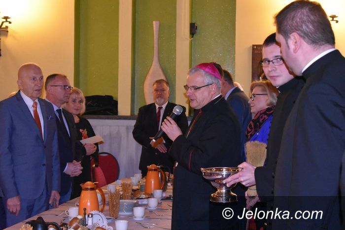 Jelenia Góra: Opłatkowe spotkanie niepełnosprawnych z biskupem