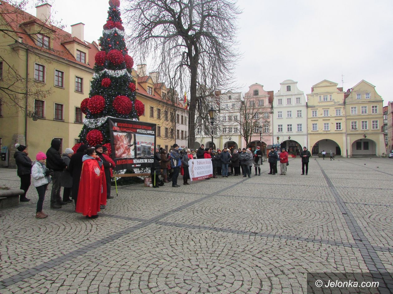 Jelenia Góra: Pod Ratuszem różaniec o odnowę życia