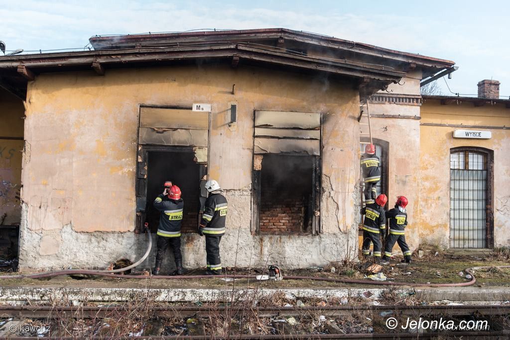 Mysłakowice: Pożar na dawnym dworcu w Mysłakowicach