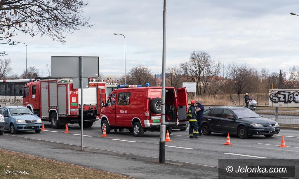 Jelenia Góra: Karambol obok Tesco z udziałem autobusu