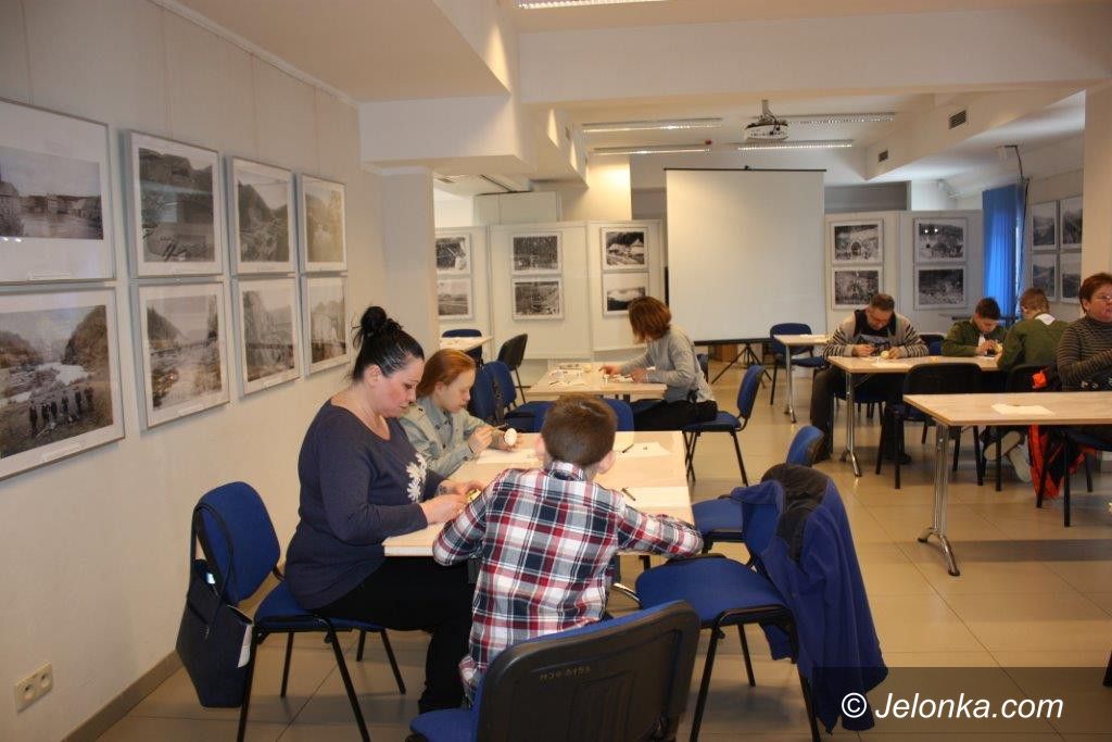 Jelenia Góra: Zdobili pisanki metodą batikową